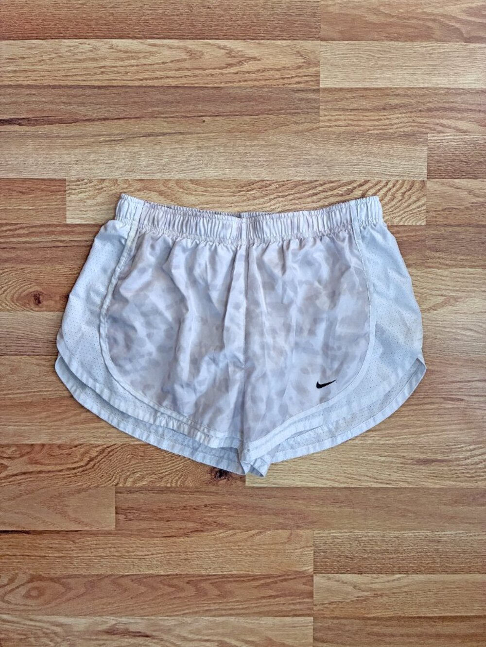 Nike Surf to Sport Tempo Printed Running Shorts - Women’s Size L - Grey White